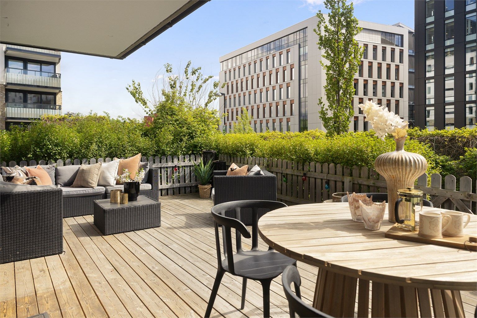 En romslig og skjermet markterrasse på bakkeplan med en sjelden kombinasjon av størrelse, solforhold og privatliv.