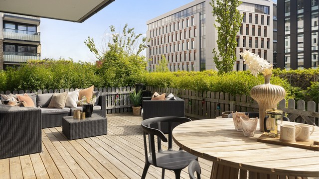 En romslig og skjermet markterrasse på bakkeplan med en sjelden kombinasjon av størrelse, solforhold og privatliv.