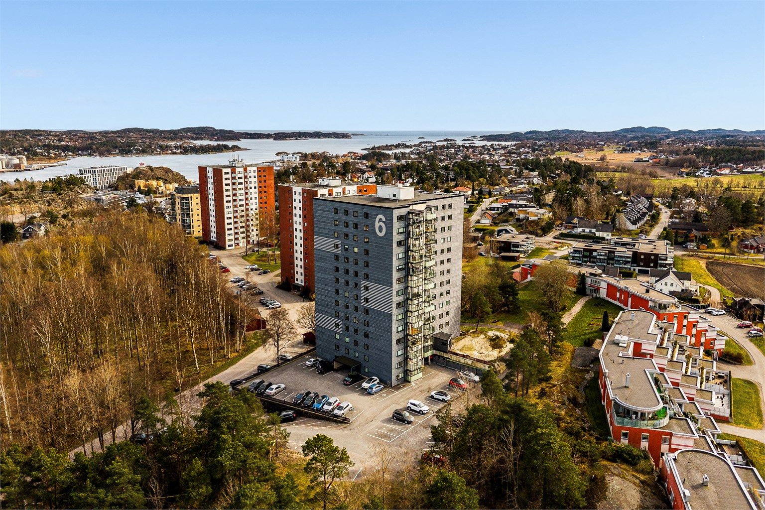Det medfølger parkeringsplass på sameiets tomt. Denne leiligheten bruker plass nr. 77.