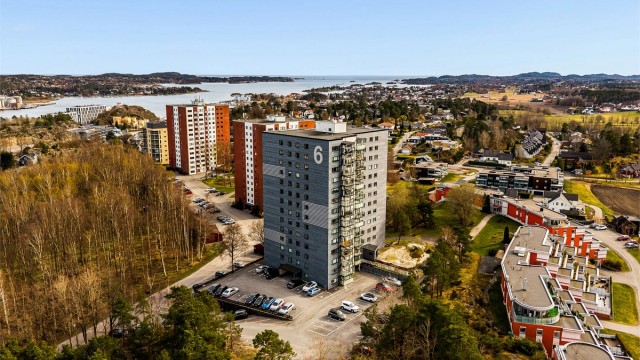 Det medfølger parkeringsplass på sameiets tomt. Denne leiligheten bruker plass nr. 77.