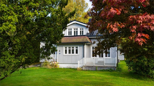 Fra terrassen utenfor stuen leder trapp ned til den omfangsrike hagen, med masse boltreplass for familien.