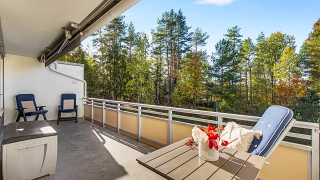 Stor vestvendt balkong med direkte adgang fra stuen