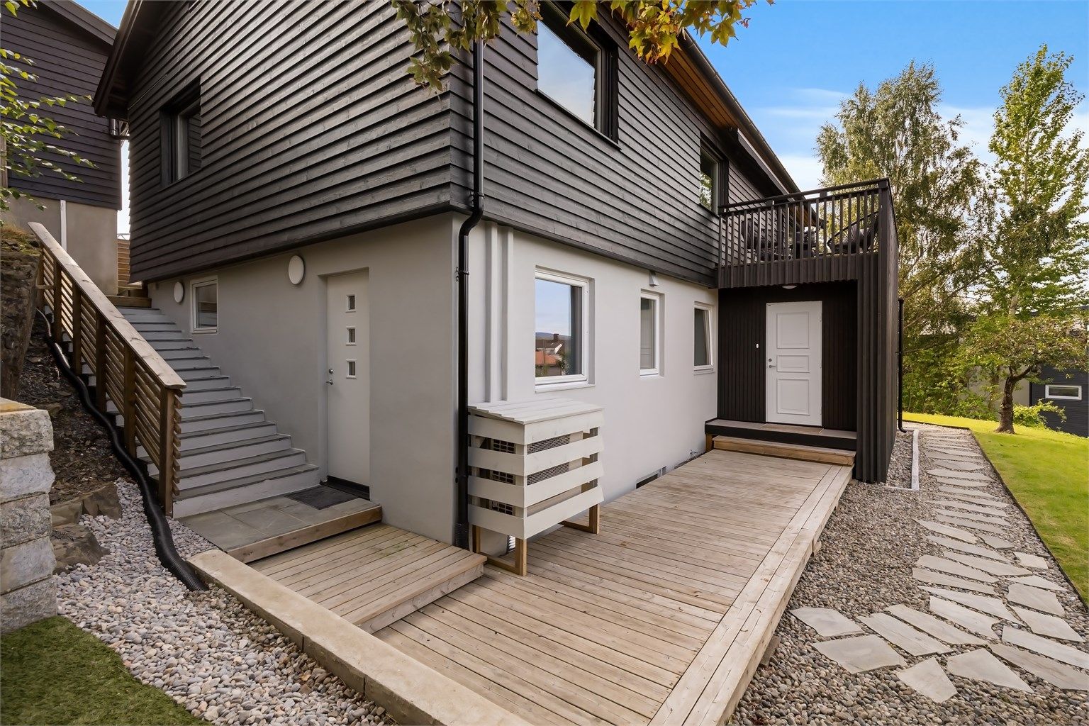 Hybel 1 har egen inngang på nedsiden av huset og adkomst via boligen.