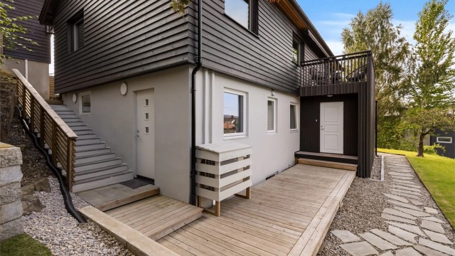 Hybel 1 har egen inngang på nedsiden av huset og adkomst via boligen.