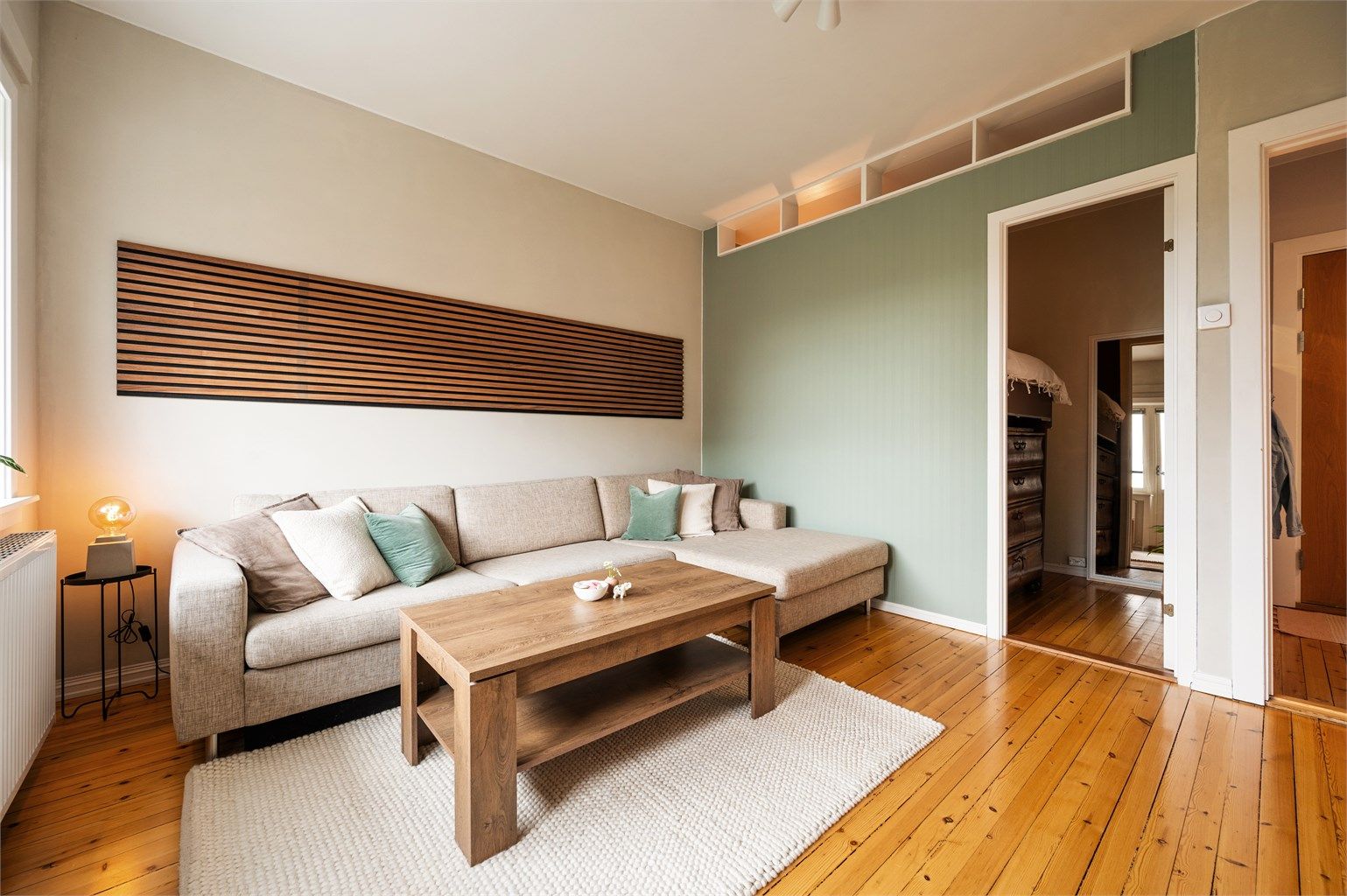 Her er det plass til stor sofa og tilhørende møblement