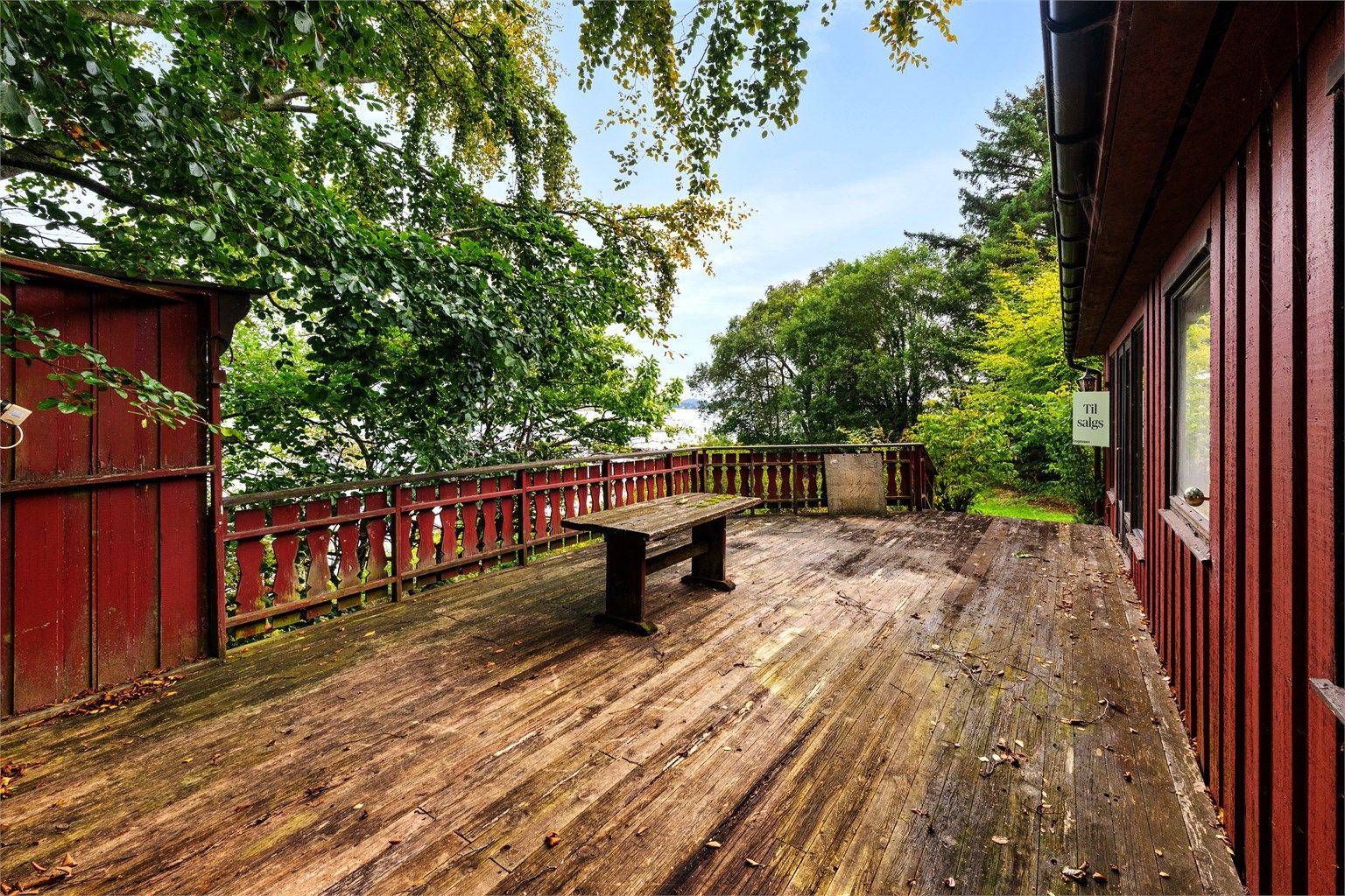 Terrasse mot øst. Må renoveres. 