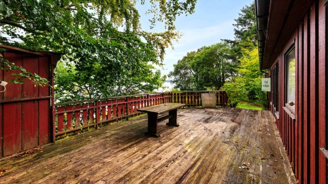 Terrasse mot øst. Må renoveres.