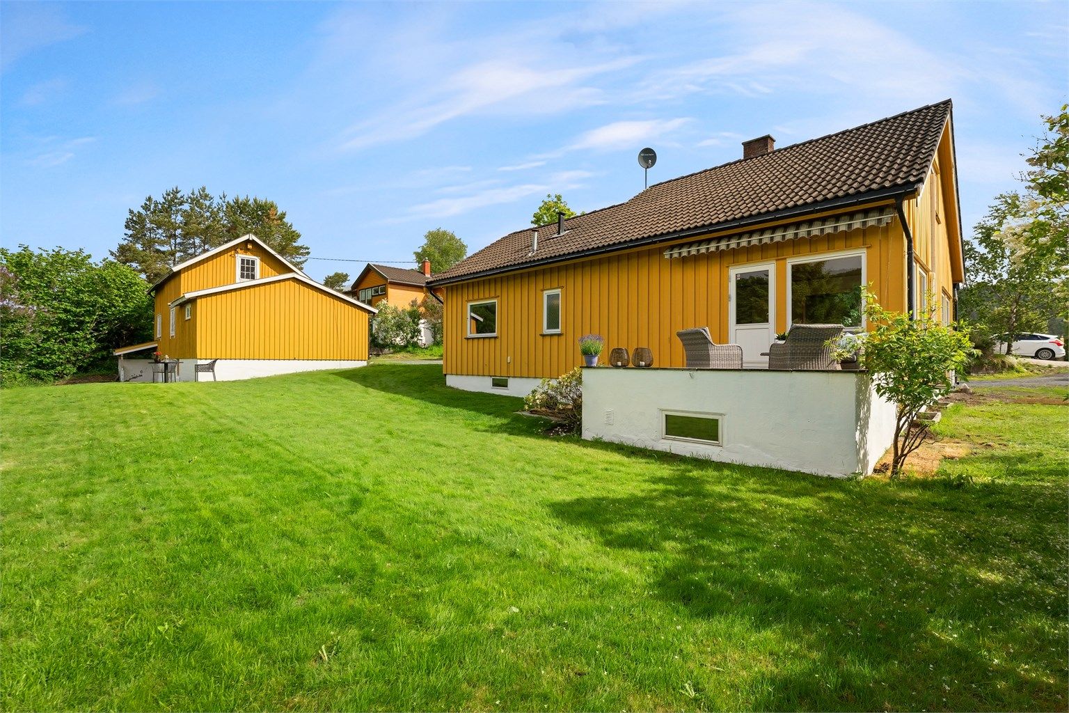 Fantastisk og sjelden eiendom i Lommedalen, grensende mot hestebeite! Eiendommen har hovedhus og stort uthus. Foto: Zovenfra AS