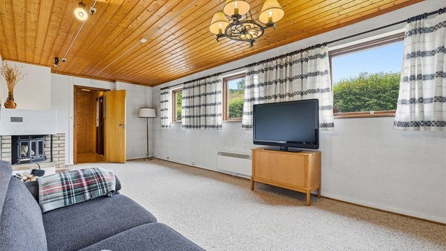 I underetasjen har boligen en kjærkommen stue for familien, et ekstra oppholdsrom til lek, vennebesøk og avslapning.