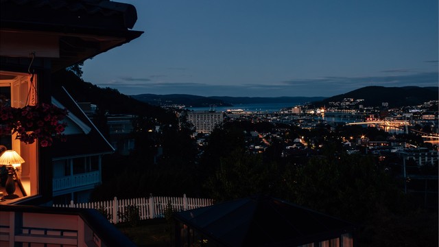 Utsikt fra balkong (kveldsbilde) - Selgers bilde.