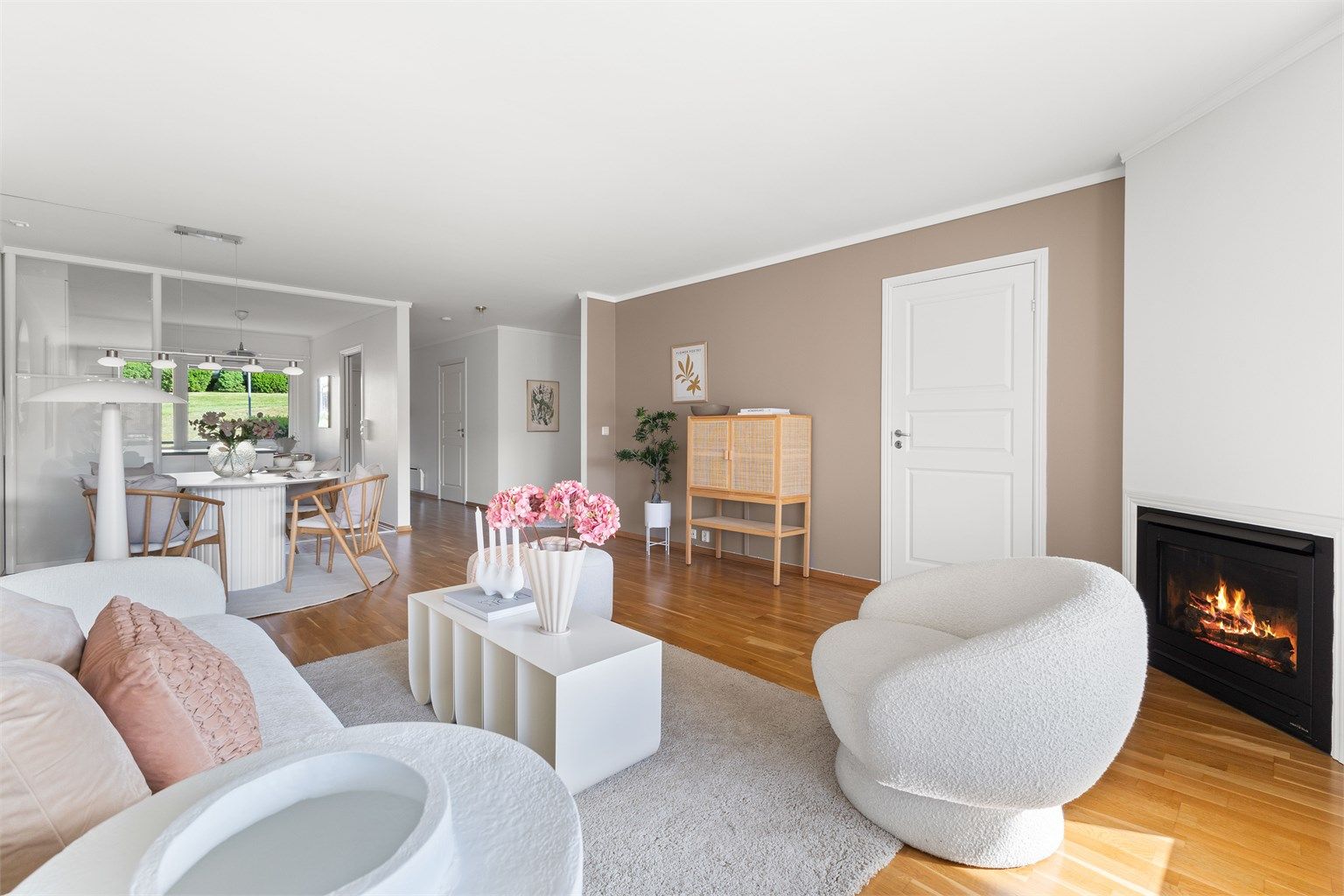 Leiligheten har velholdt standard fra byggeåret. Malerarbeid er utført i nyere tid.