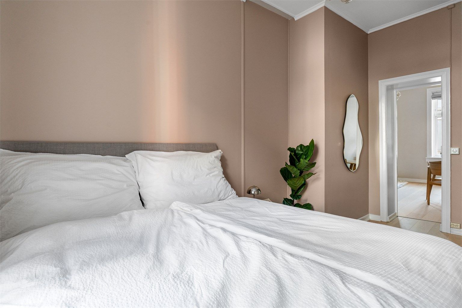 Også her er rommet oppgradert med nymalte overflater og nytt parkettgulv. 