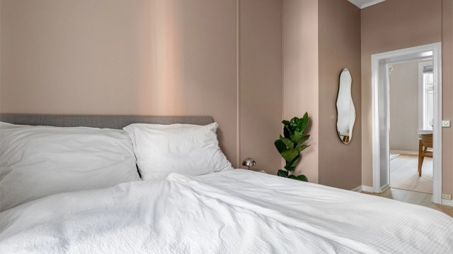 Også her er rommet oppgradert med nymalte overflater og nytt parkettgulv.