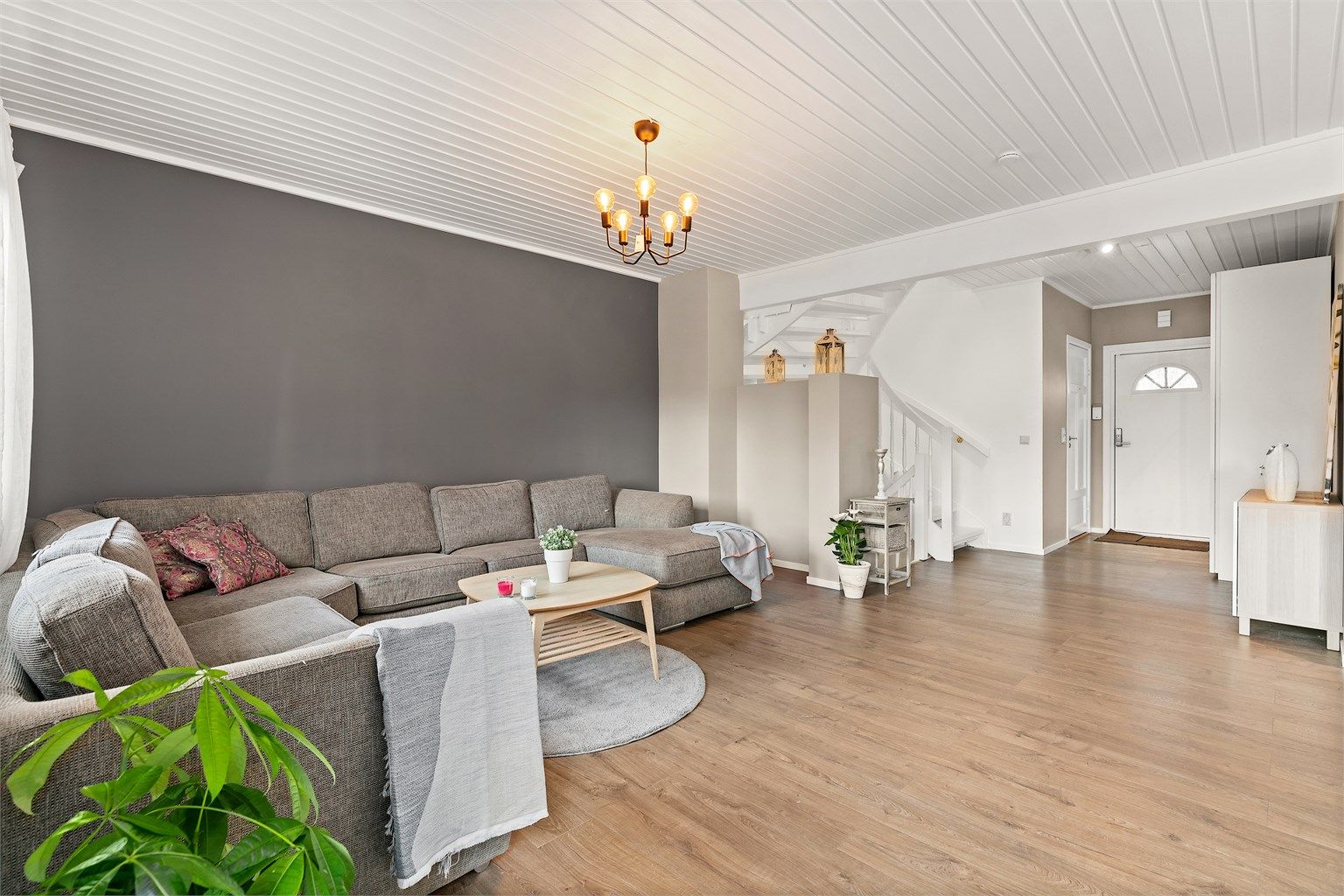 Fra Inngangspartiet er det adkomst til en stor og lys stue/spisestue.