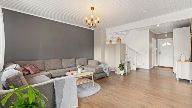 Fra Inngangspartiet er det adkomst til en stor og lys stue/spisestue.