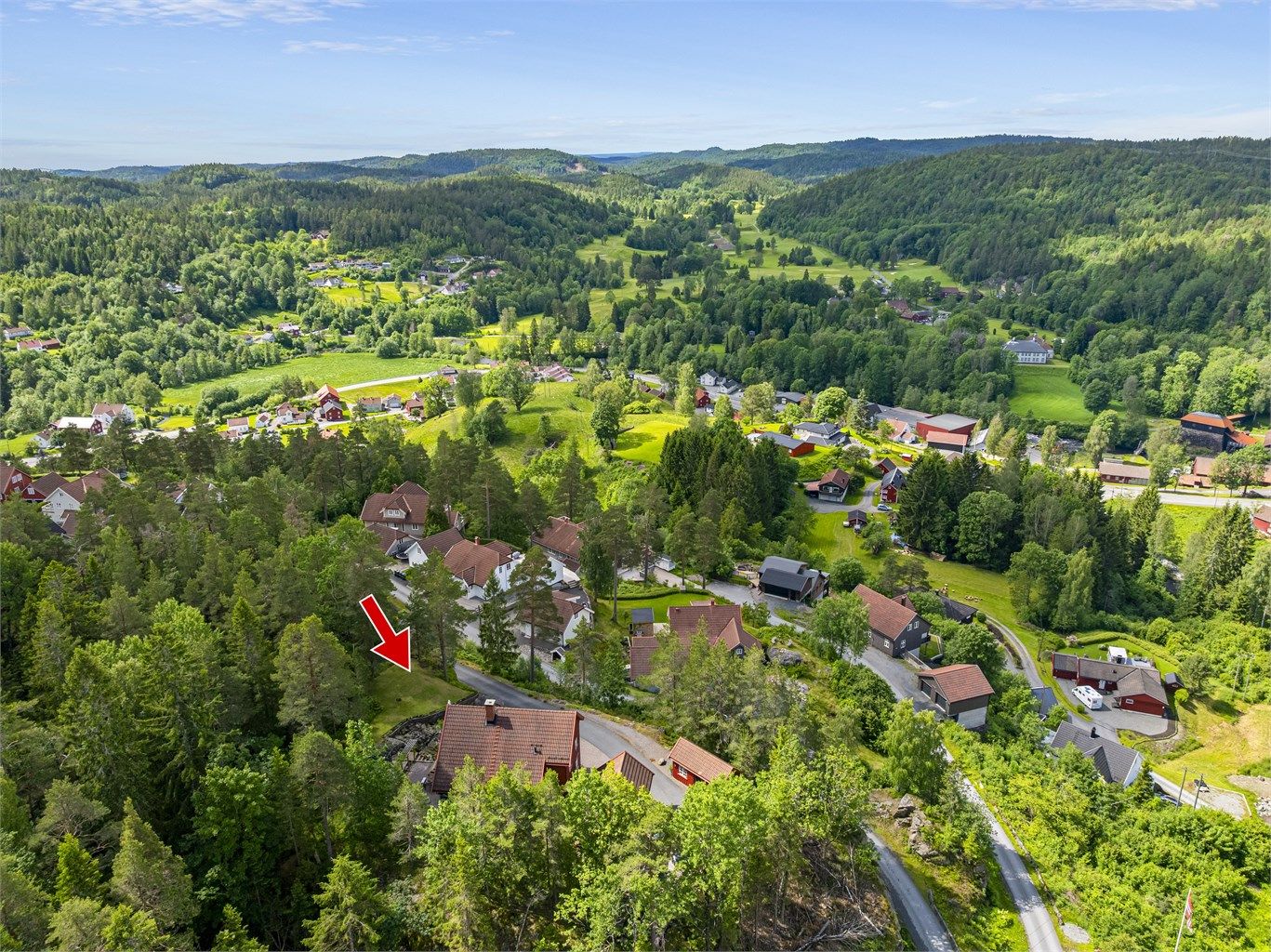 Det er ca. ti minutters kjøring til Tvedestrand sentrum med et bredt utvalg butikker.