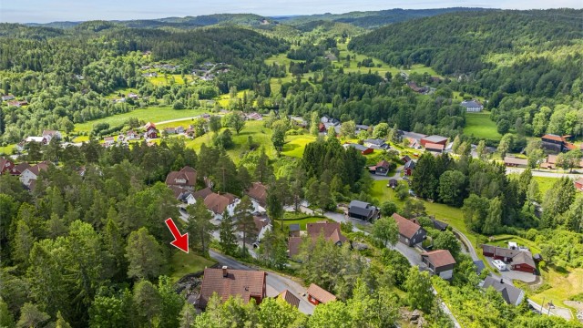 Det er ca. ti minutters kjøring til Tvedestrand sentrum med et bredt utvalg butikker.