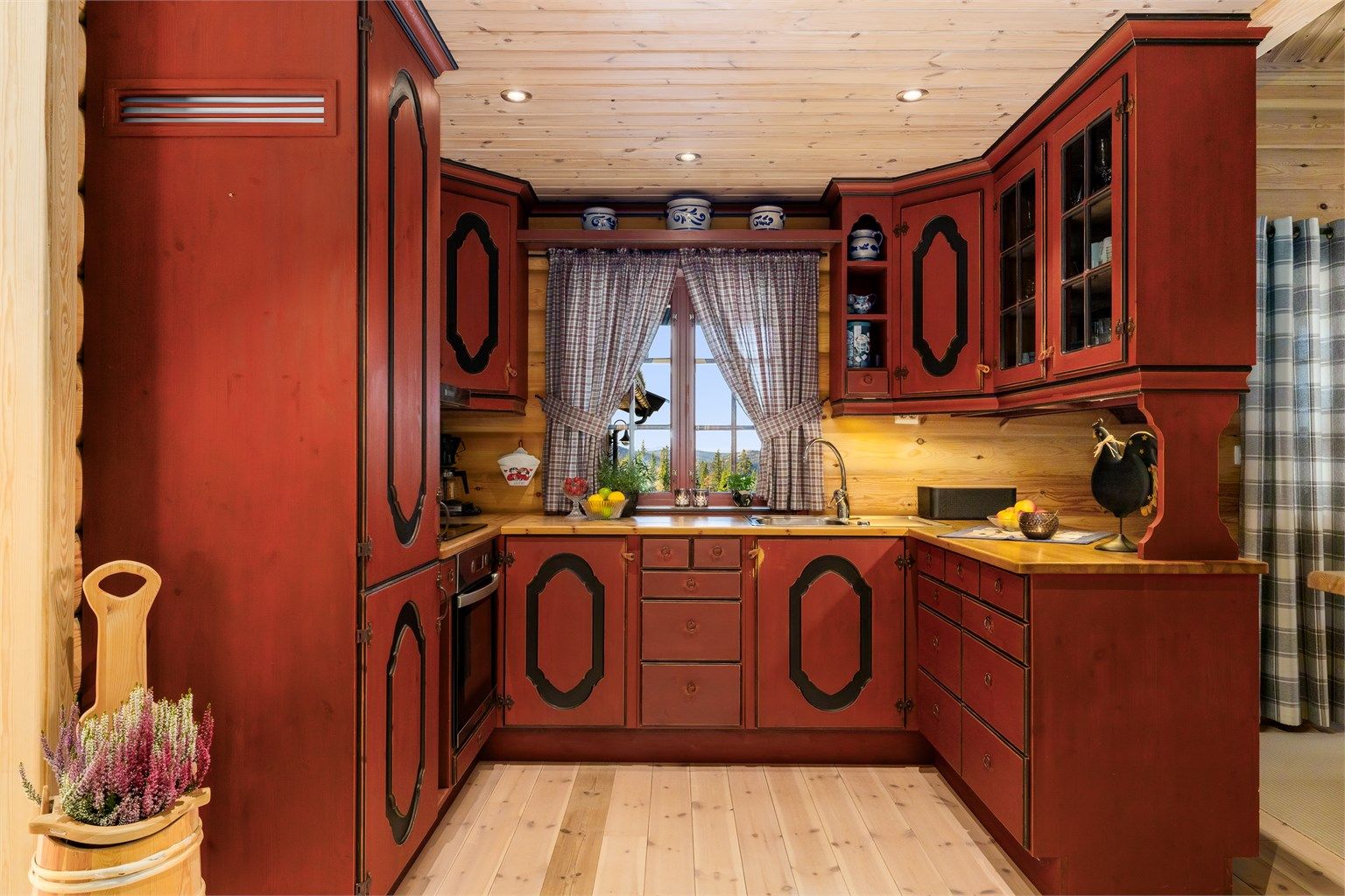 Meget sjarmerende hyttekjøkken med åpen løsning mot stuen, slik at du aldri går glipp av det sosiale. 