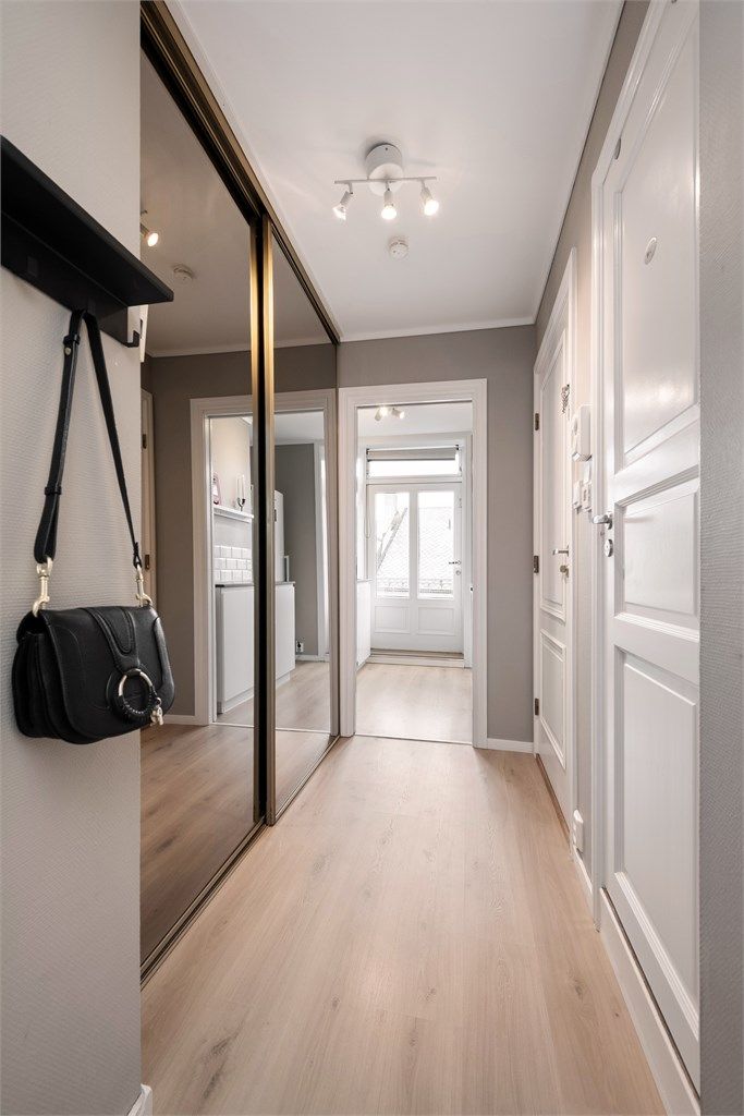 Innbydende entré med en romslig skyvedørsgarderobe med speilfronter.