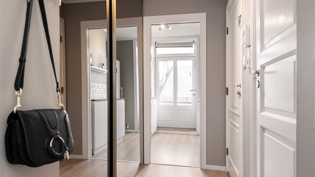 Innbydende entré med en romslig skyvedørsgarderobe med speilfronter.