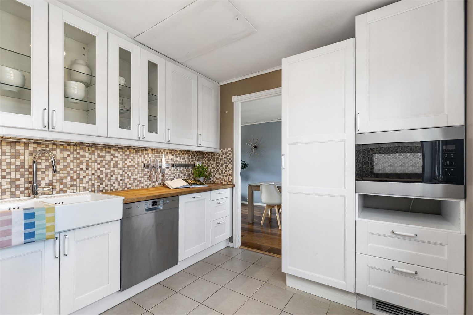 Innredningen byr på rikelig med skap- og benkeplass. Både oppvaskmaskin og kjøleskap er integrert.