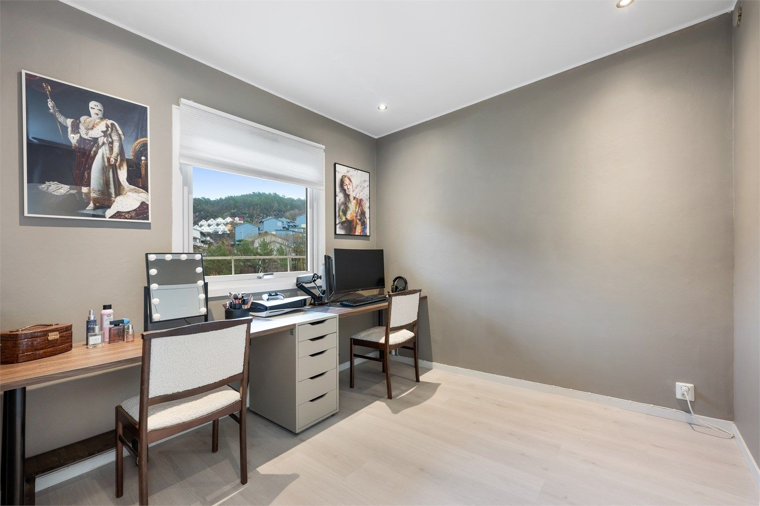 Her er det også god plass til seng og oppbevaring. 