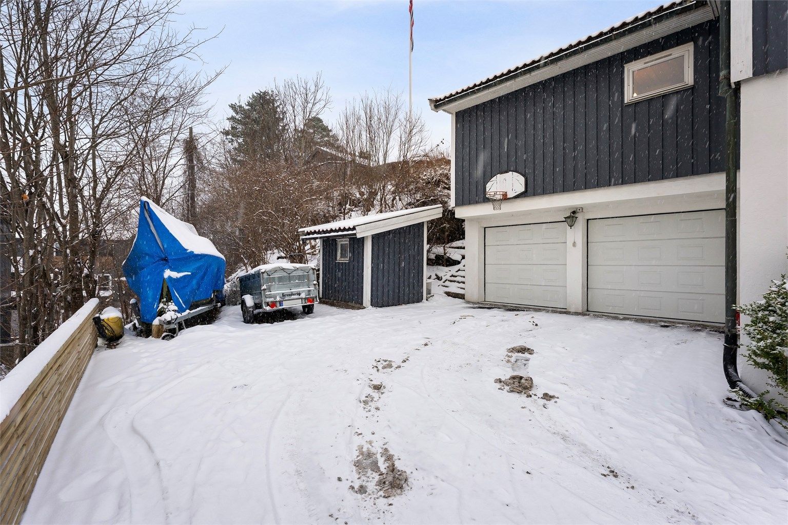 På tomten er det også en frittstående utebod på 4 m², bygget i 2012.