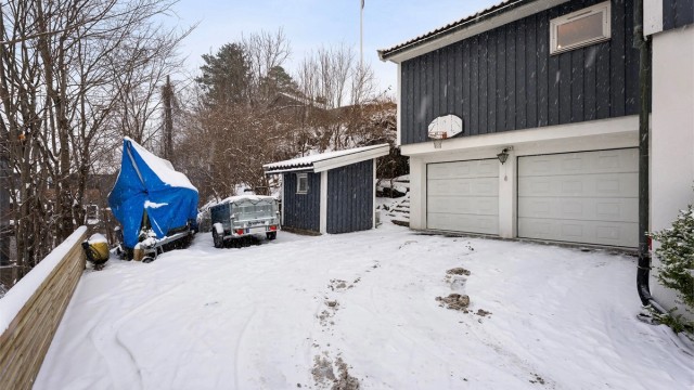 På tomten er det også en frittstående utebod på 4 m², bygget i 2012.