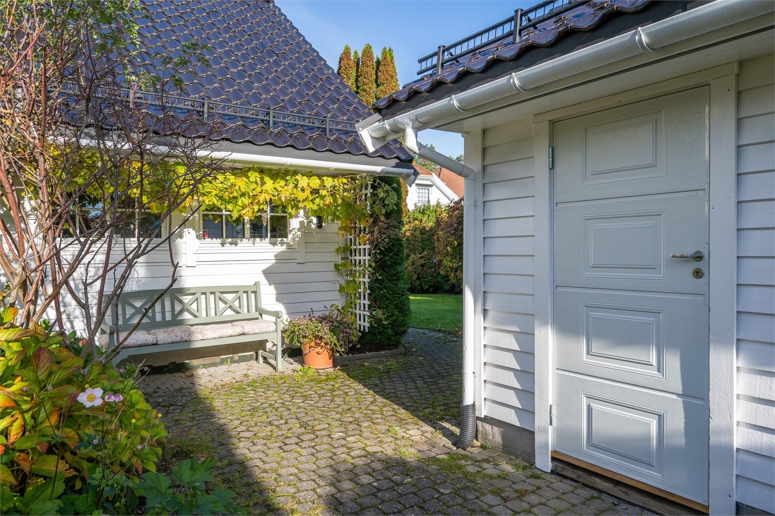 Gårdsrommet mellom boligen og garasjen