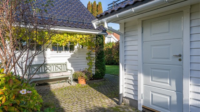 Gårdsrommet mellom boligen og garasjen
