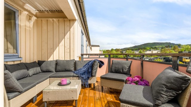 På balkongen er det god plass til stor sittegruppe og grill, perfekt for de fine dagene.