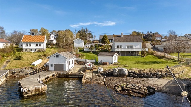 Velkommen til denne vakre perlen med egen strand, naust og brygge