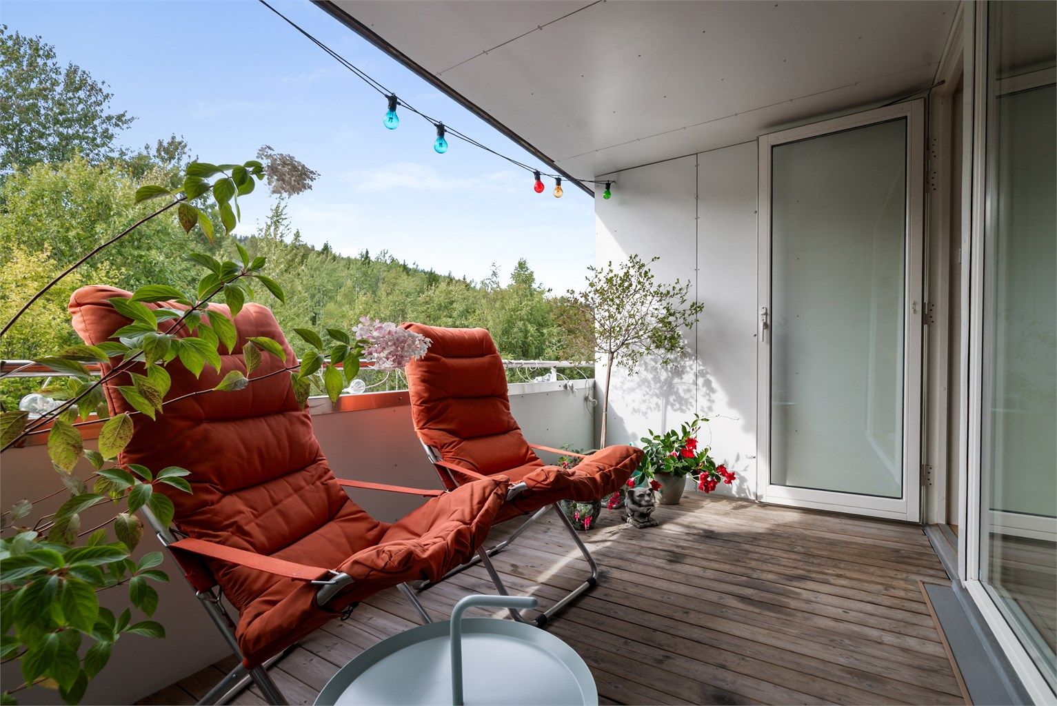 Siden verandaen er tilbaketrukket oppleves den som meget privat og som en forlengelse av stuen som kan brukes både vår, sommer og høst