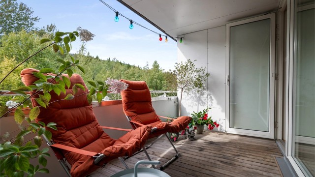 Siden verandaen er tilbaketrukket oppleves den som meget privat og som en forlengelse av stuen som kan brukes både vår, sommer og høst
