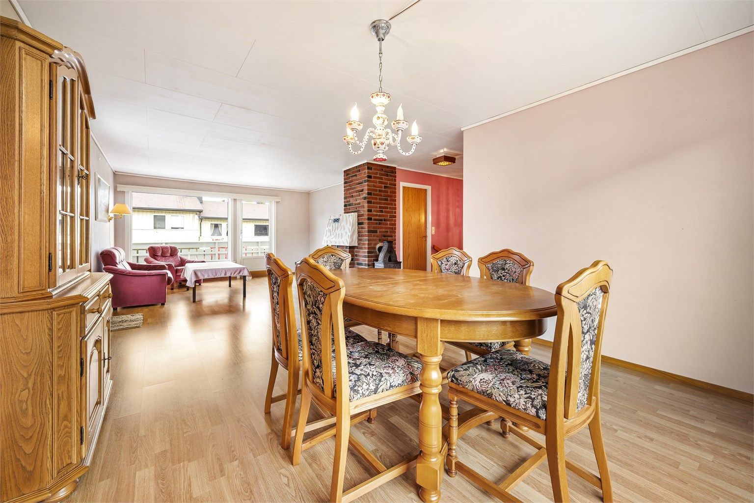 Rommet er gjennomgående, som gir godt med gjennomlys. 