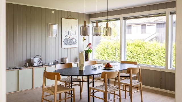 Etasjen har store vindusflater som sørger for rikelig med sollys inn i boligen.