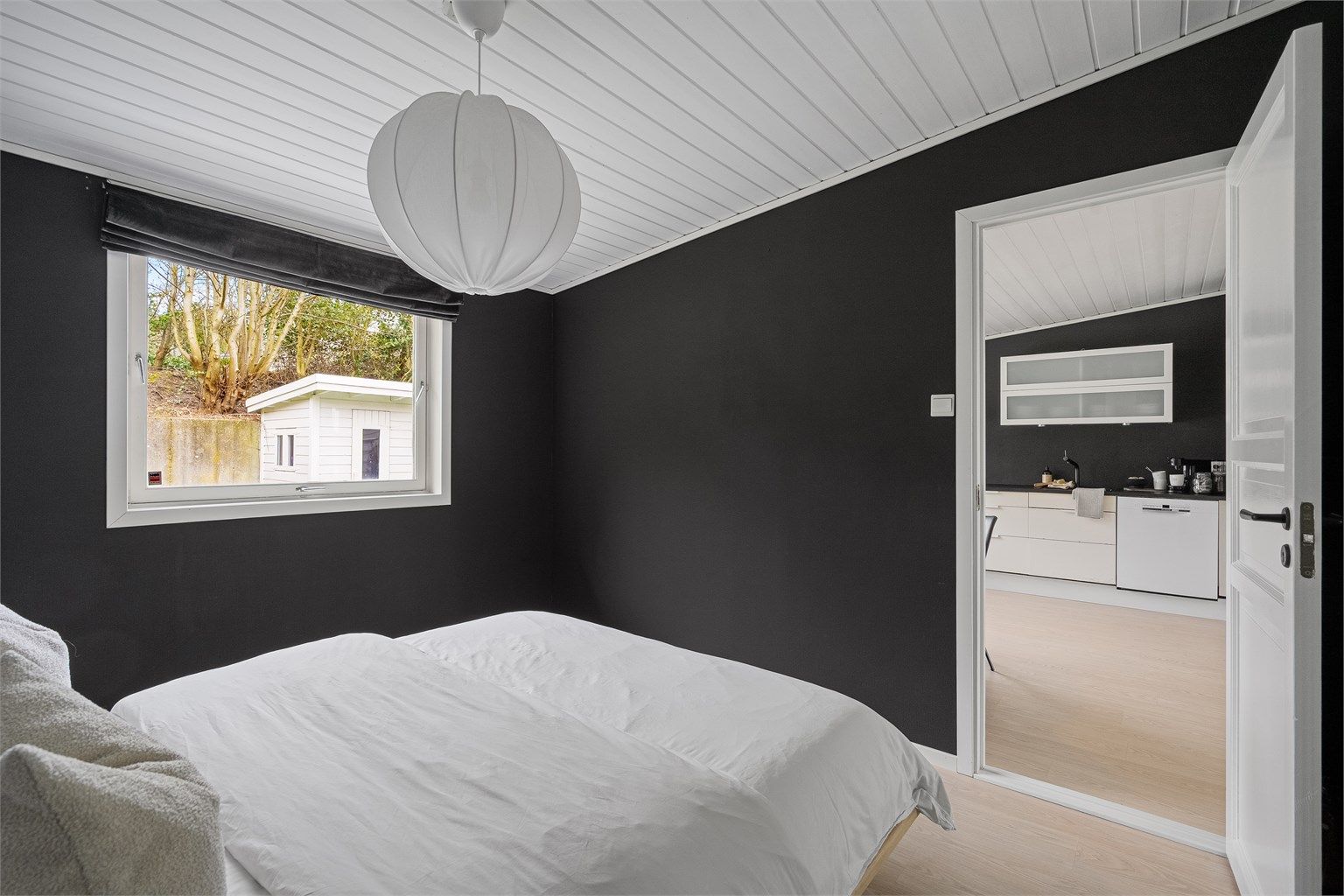 Vegger malt i en mørk fargetone, og ekstra god takhøyde. 
Det er tilgang til loftsrom fra soverommet. 