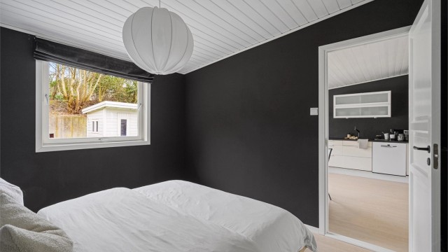 Vegger malt i en mørk fargetone, og ekstra god takhøyde.
Det er tilgang til loftsrom fra soverommet.