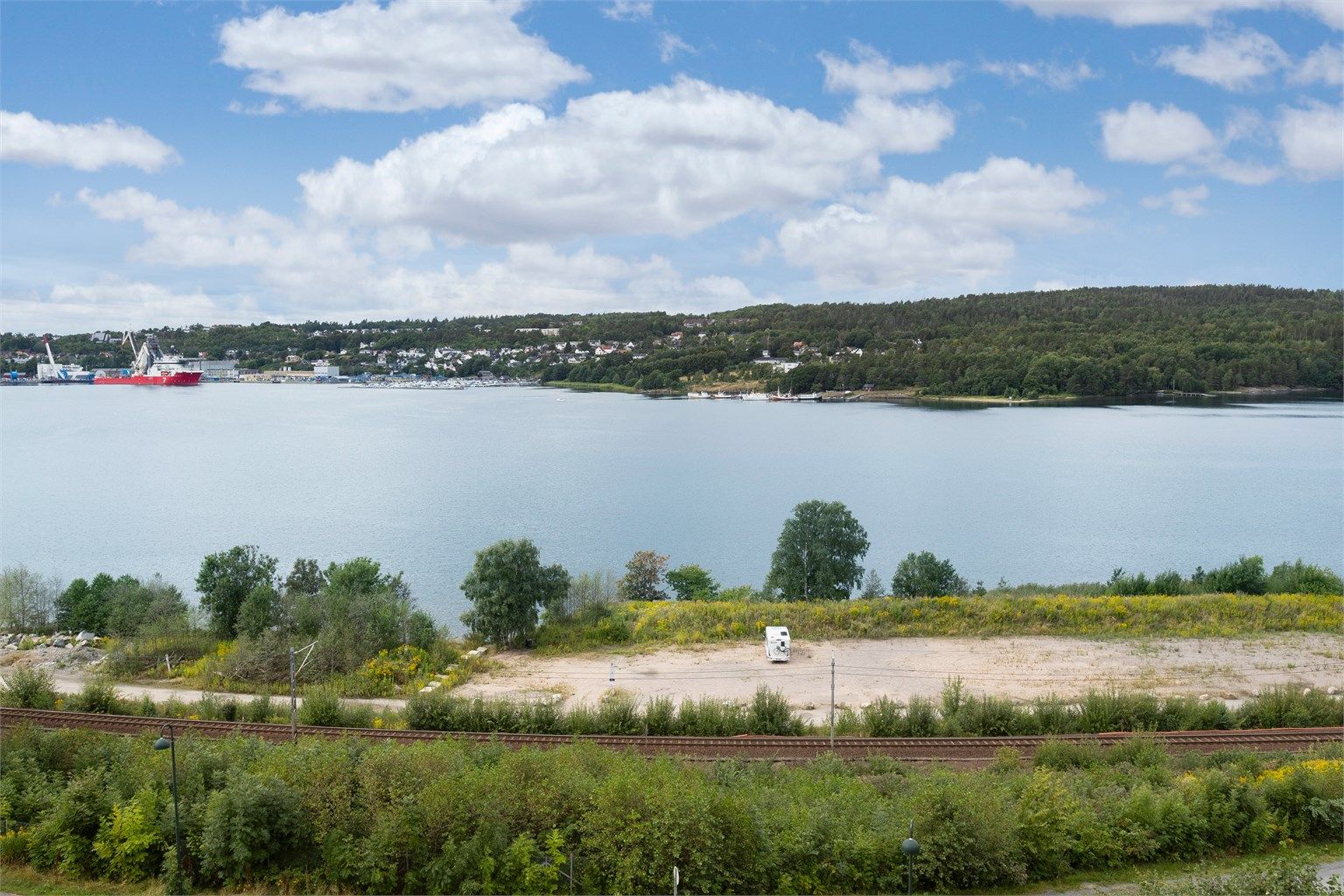 Utsikt mot Mossesundet og de grønne, rolige omgivelsene.