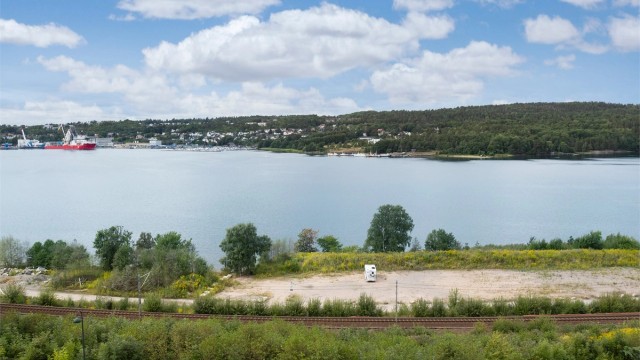 Utsikt mot Mossesundet og de grønne, rolige omgivelsene.