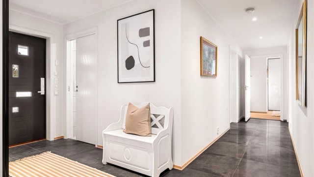 - Skyvedør til vaskerom fra entré og smart planløsning med soveromsfløy i ende av huset mot øst, hvor solen står opp. -