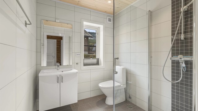 Badet er flislagt med varmekabler og downlights