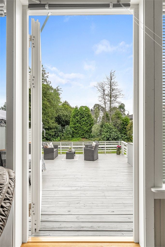 Fra stuen er det direkte adkomst til stor terrasse