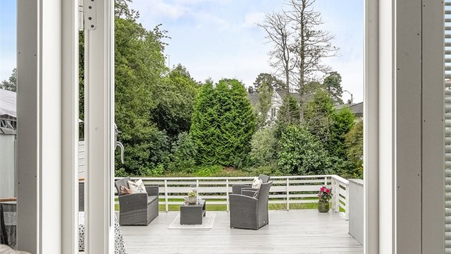 Fra stuen er det direkte adkomst til stor terrasse