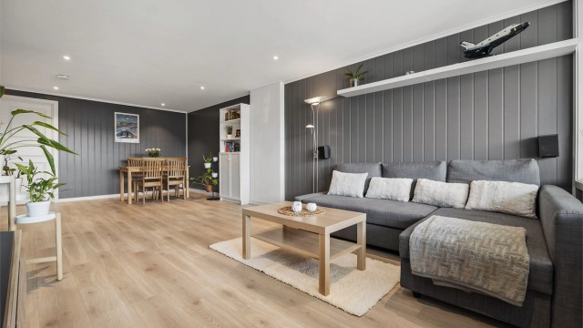 God plass til en romslig sofagruppe.
