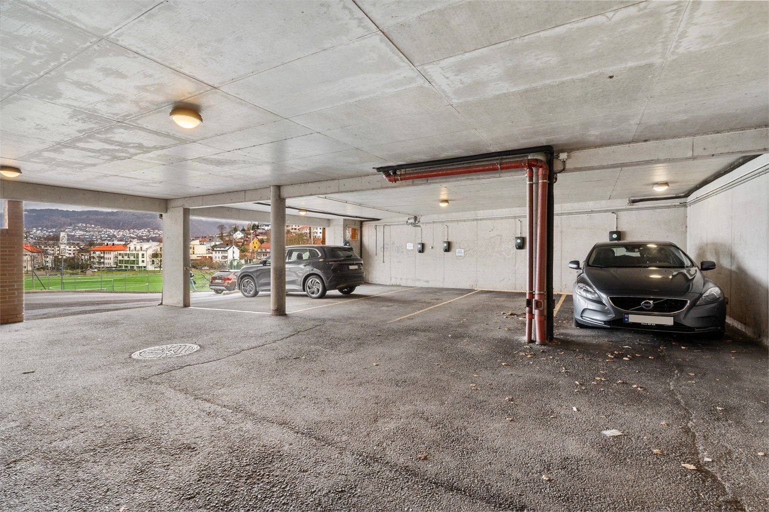 Under bygget er det felles parkeringsanlegg 