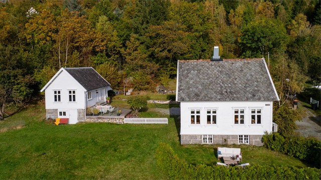 Velkommen til Ryfylkevegen 1165 presentert av Eiendomsmegler Krogsveen v/ Agnethe Goa & Jakob Osaland!
Foto: John Erling Mossige