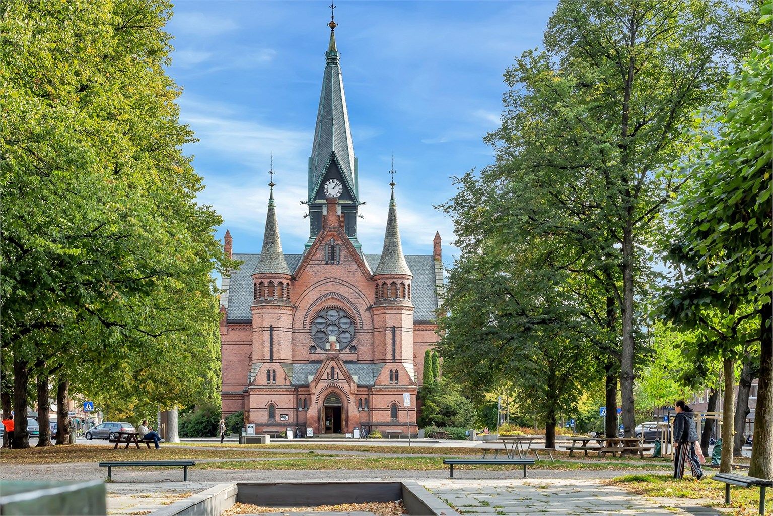 Flotte Sagene kirke - i området rundt er det flere kafeer og butikker