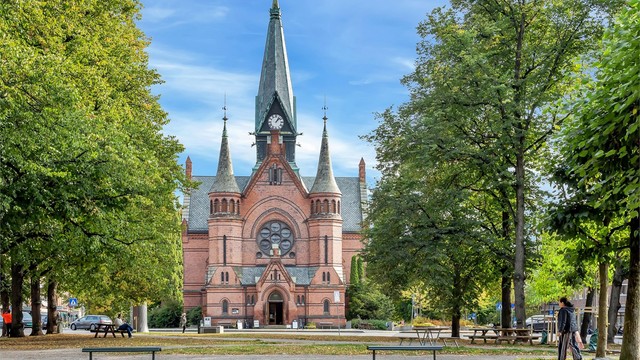 Flotte Sagene kirke - i området rundt er det flere kafeer og butikker