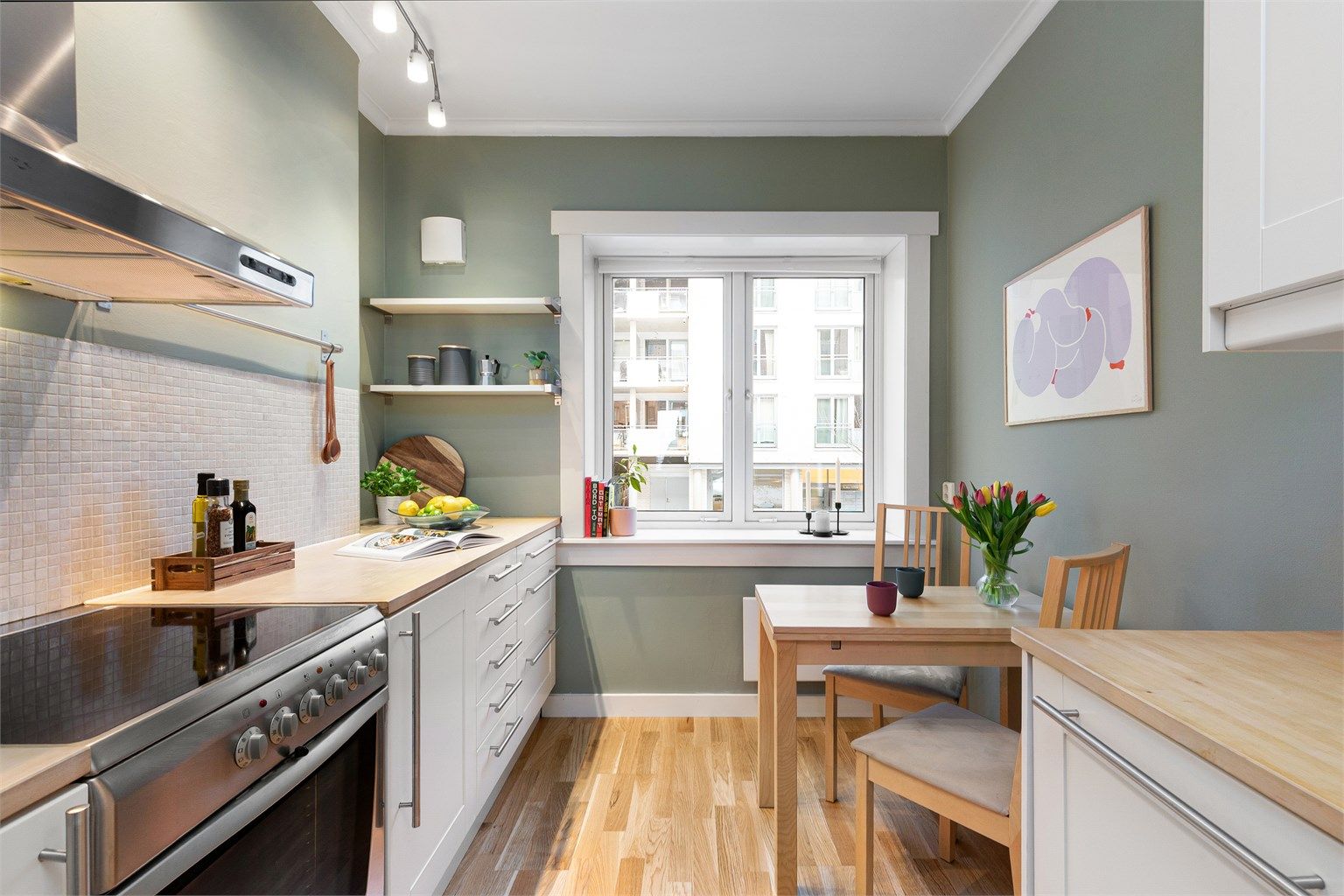 Rommet er bra utnyttet og har godt med oppbevaringsplass, fine arbeidsflater i tillegg til et koselig sitteområde for morgenkaffen foran vinduet.